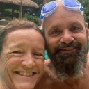 Das Singapur-Korrespondentenpaar Lena Bodewein (links) und Holger Senzel (rechts) kühlen sich in einem Pool ab.