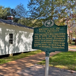 Ein in weiß gehaltenes Holzhaus in Tennessee - Geburtsort von Elvis Aaron Presley