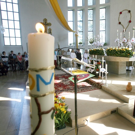 Szene während der Heiligen Erstkommunion in der katholischen Pfarrkirche St. Peter und Paul in Baierbrunn
