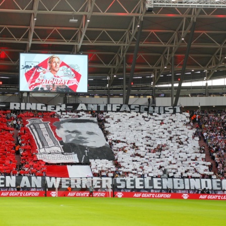 Choreografie der Leipziger Fans zeigt: "Arbeiter - Ringer - Antifaschist - In Gedenken an Werner Seelenbinder"