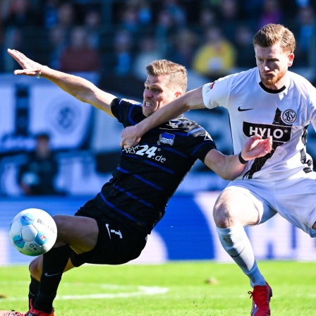 Herthas Florian Niederlechner am Ball