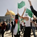 Hamas-Sympathisanten protestieren vor dem Felsendom auf dem Tempelberg in Jerusalem nach dem letzten Freitagsgebet im Ramadan gegen Gewalt seitens Israel.