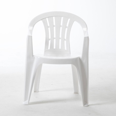 Ein weißer Monobloc-Stuhl. 