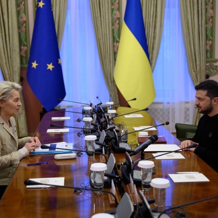 Wolodymyr Selenskyj, Präsident der Ukraine, sitzt mit Ursula von der Leyen, Präsidentin der Europäischen Kommission, für ein bilaterales Einzelgespräch im Mariinsky-Palast an einem Tisch.