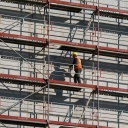 Betonbauerrichtung in Kiel mit Baugerüst und Arbeiter