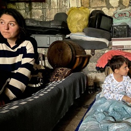 Kinder befinden sich in einem Schutzraum während des Beschusses in Stepanakert. 