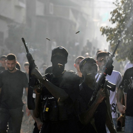 Bewaffnete Palästinenser feuern ihre Waffen in Tulkarem (Gaza) ab.
