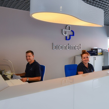 ARCHIV: Mitarbeiter von brandmed, einem grenzüberschreitenden Gesundheitszentrum in Slubice (Bild: picture alliance / ZB / Patrick Pleul)
