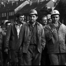Das Beitragsbild des WDR3 Kulturfeature "Schreibende Arbeiter - Fließband, Stift und Schreibmaschine" zeigt ein schwarzweiß Foto von streikenden Stahlarbeitern in Dortmund 1969.