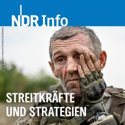 Ein erschöpfter Soldat der ukrainischen Streitkräfte  bei der Kampfkoordination