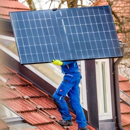 Installation einer Solaranlage auf einem privaten Hausdach.