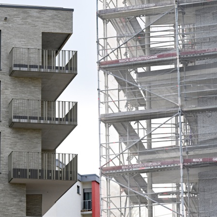Gebäude mit Neubauwohnungen stehen sich gegenüber, eins ist noch im Gerüst