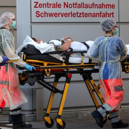 Ãrzte und Sanitäter bringen einen verwundeten in die Notfallaufnahme eines Krankenhauses. 