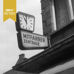 Schild der "Mitfahrerzentrale" an einem Gebäude