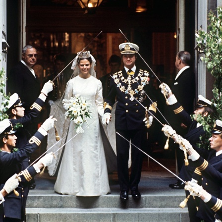 König Carl XVI. Gustaf von Schweden verlässt mit seiner Braut Silvia nach der Trauung die Kirche.