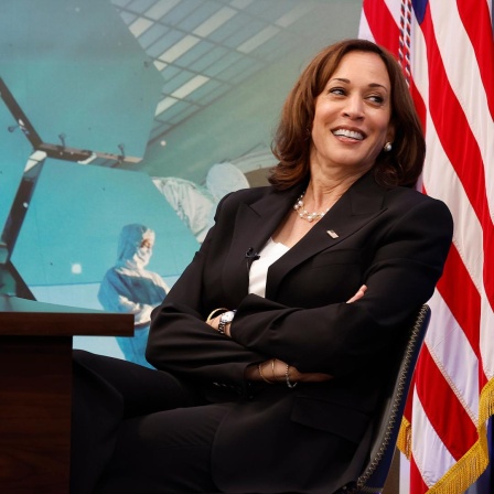 Vizepräsidentin Kamala Harris im South Court Auditorium des Eisenhower Executive Office Building in Washington bei einem Briefing mit NASA-Führungskräften über die ersten vom neuen Webb-Weltraumteleskop zur Erde übertragenen Bilder.