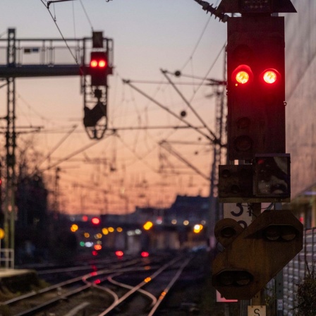 Blick auf Gleise und Signalanlagen an der Bahnhofausfahrt in Bonn. 