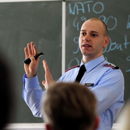 Bundeswehroffizier im Klassenzimmer