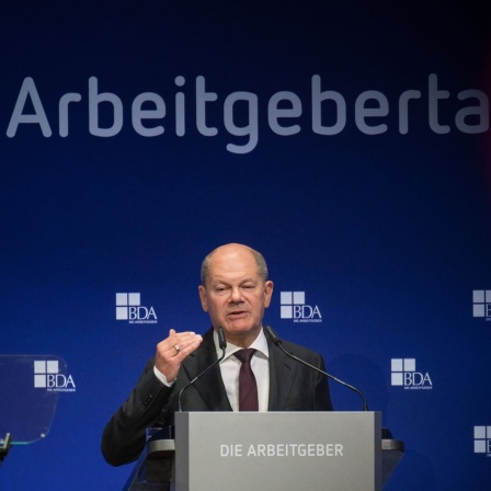 Bundeskanzler Olaf Scholz (SPD) spricht während des Deutschen Arbeitgebertages 2024 der Bundesvereinigung der Deutschen Arbeitgeberverbände (BDA).