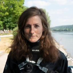 Julia Goldhammer im Trockentauchanzug vor einem Taucheinsatz am Bodensee.