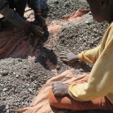 Handout von Amnesty International zeigt den 13-jährgen Charles, der in der Nähe von Kolwezi (Kongo) mit sein Vater Steine sortiert, die Kobalt enthalten