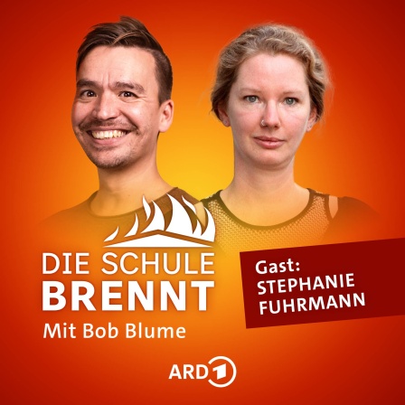 Stephanie Fuhrmann und Bob Blume auf dem Podcast-Cover von &#034;Die Schule brennt - Mit Bob Blume&#034;