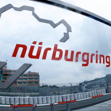 Eine Glasscheibe mit dem Logo der Rennstrecke Nürburgring
