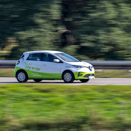 Ein E-Auto auf der Autobahn A96 bei Mindelheim im Unterallgäu.