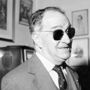 Der Komponist Joaquín Rodrigo mit Sonnenbrille.