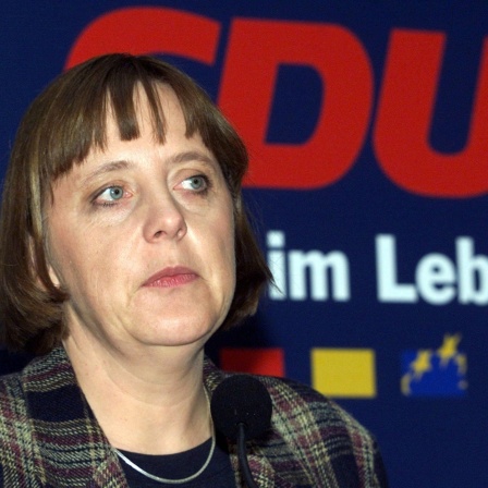 Die Generalsekretärin der CDU, Angela Merkel, am 10.12.1999 bei einer Pressekonferenz in der Bundesgeschäftsstelle in Berlin