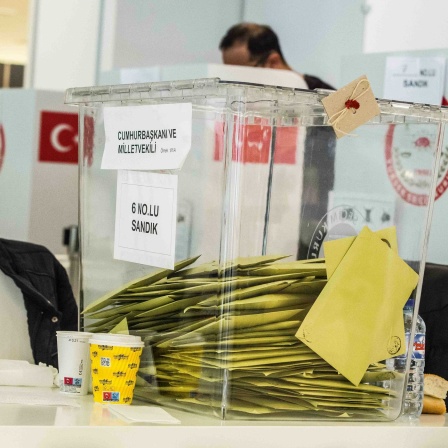 Wahlkabinen in München zur Stimmabgabe für die Wahlen in der Türkei 2023.