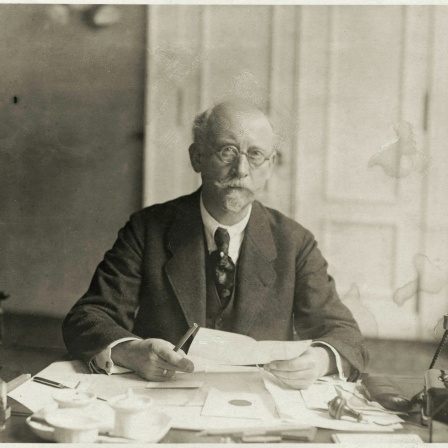 Philipp Scheidemann (1865 - 1939), SPD, um 1925 am Schreibtisch