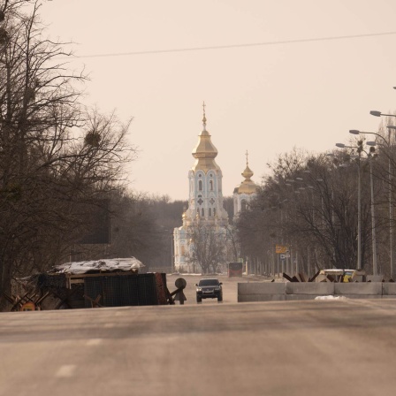 Archivbild: Ein Auto deruchquert einen Checkpoint auf dem Weg in die russische Stadt Belgorod (Bild: picture alliance / AP)
