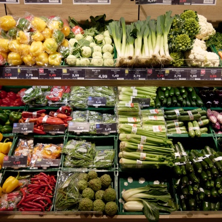 Gemüseauslage in einem Berliner Supermarkt (Bild: picture alliance / Jürgen Held)