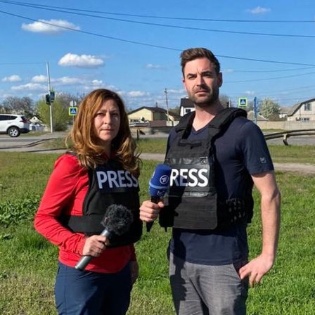 Korrespondentin Silke Diettrich und Korrespondent Oliver Mayer in Dnipro, bekleidet mit Westen auf denen Press steht 
