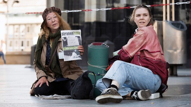 Monika Keller (Rike Eckermann, l.) verkauft am Dom Obdachlosenzeitungen. Sie hilft Ella Jung (Ricarda Seifried), die gerade erst lernt, sich auf der Straße durchzuschlagen.