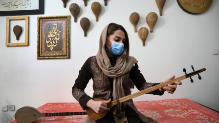 Eine Musikerin spielt die Setar in Teheran, Iran. | Bild: picture-alliance/dpa/AP Photo/Vahid Salemi