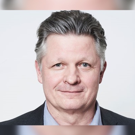 Prof. Frank Jessen, Facharzt für Psychiatrie und Psychotherapie, blickt schmunzelnd in die Kamera. In SWR1 Leute sprechen wir mit Prof. Frank Jessen über seine Forschung an Früherkennung und Vorbeugung von Alzheimer: Ein aktiver Lebensstil kann bis zu 40 Prozent des Demenz Risikos beeinflussen.