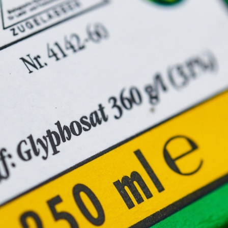 Nahaufnahme einer Verpackung eines Unkrautvernichtungsmittel, das den Wirkstoff Glyphosat enthält.