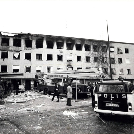 Bei der Geiselnahme von Stockholm hatte sich ein Kommando der Roten Armee Fraktion (Kommando Holger Meins) am 24. April 1975, bestehend aus sechs Terroristen, Zugang zur westdeutschen Botschaft in Stockholm (Schweden) verschafft. Sie nahmen dort zwölf Geiseln und ermordeten zwei von ihnen.