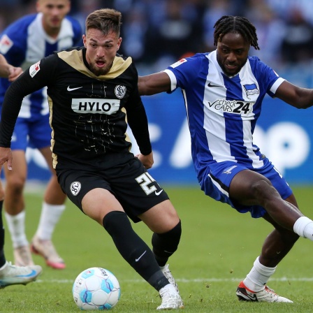 Elversbergs Luca Schnellbacher im Zweikampf mit Deyovaisio Zeefuik von Hertha BSC