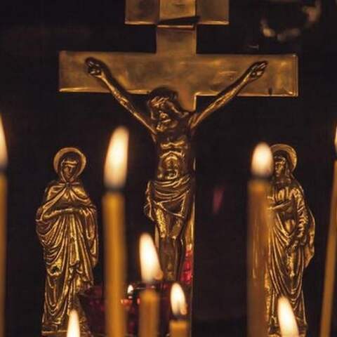 Ein Kreuz mit Kerzen