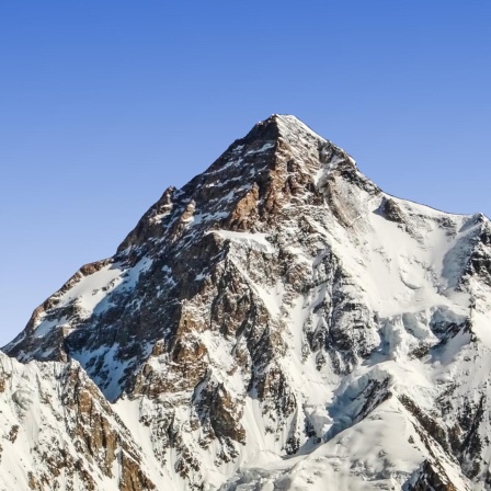 Panorama-Ansicht des K2-Berges mit schroffen, steilen Wänden.