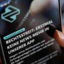 Ein Hinweis ist auf der Startseite der App "Newszone" zu sehen. Der Südwestrundfunk (SWR) legt wegen eines Rechtsstreits mit Verlagen sein App-Angebot vorerst auf Eis.