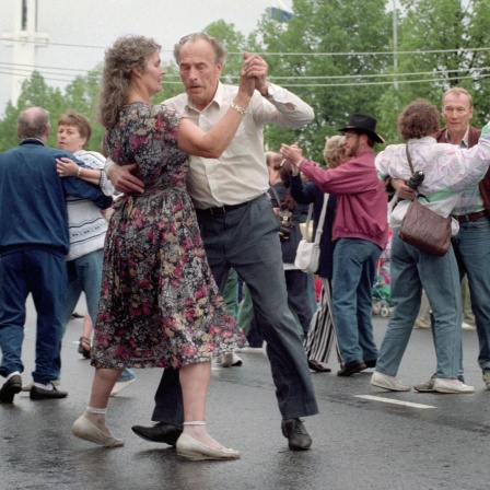 Finnen tanzen bei einer Tango-Tanzveranstaltung auf der Straße, aufgenommen 1996.