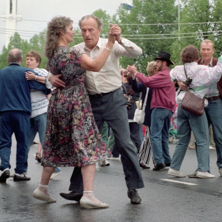 Finnen tanzen bei einer Tango-Tanzveranstaltung auf der Straße, aufgenommen 1996.