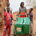 In den Vororten von Ouagadougou, der Hauptstadt von Burkina Faso, müssen die Menschen mehrmals am Tag mindestens eine halbe Stunde in der Hitze laufen, bis sie zu einer Wasserstelle kommen. Dort sind lange Warteschlangen. Das Wasser reicht dann gerade mal zum Waschen und Kochen.