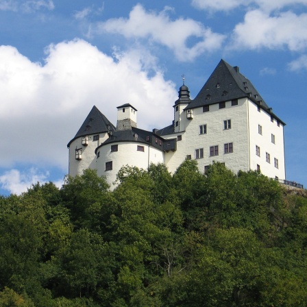 Hoch oben auf einem Felsmassiv steht das gut erhaltene Schloss Burgk