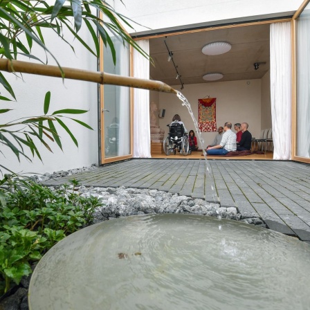 Mitarbeiter und Bewohner des Sukhavati Spiritual Care Centers in Bad Saarow (Brandenburg) beim Meditieren