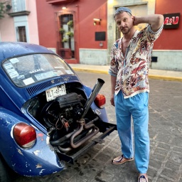 DJ Koze steht auf der Straße neben einem Auto | Bild: Gepa Hinrichsen